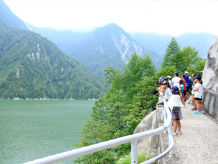 湖畔遊歩道