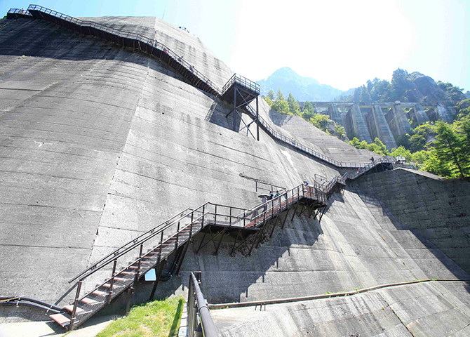 Kurobe Dam Enjoy a Powerful Water Release from a Different Angle