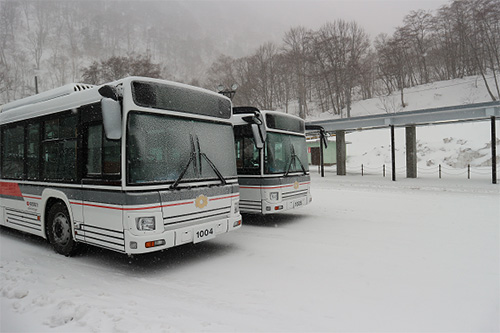 雪化粧した電気バス